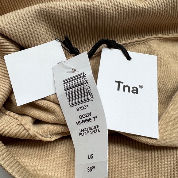Aritzia TNA Body Hi-Rise Biker Shorts Beige 7" Inseam New With Tags Stretchy - Picture 4 of 4